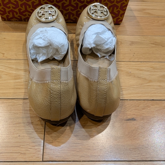Tory Burch Beige Flats with Gold Logo - Picture 4 of 6